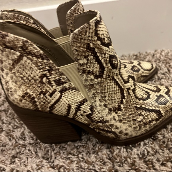 Vince Camuto snake booties size 7.5 - Picture 5 of 6